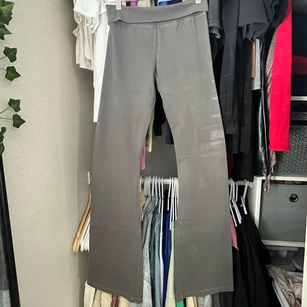 BRANDY MELVILLE FLARE LOW RISE LEGGINGS